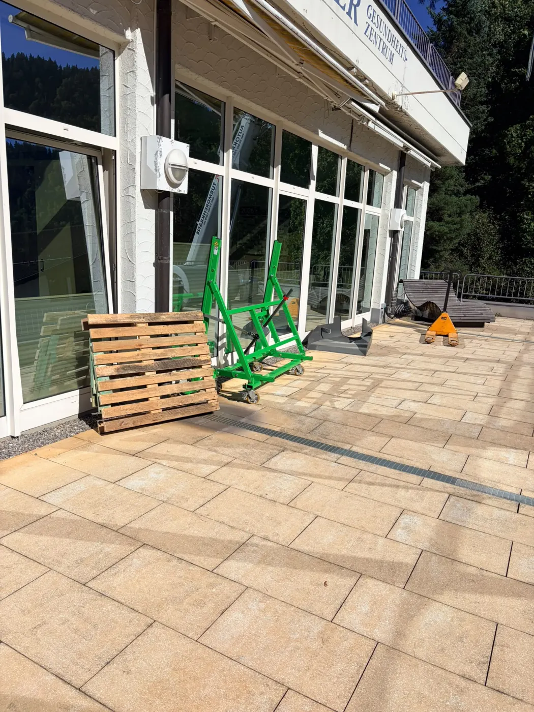 Abgesetztes Material auf der Terrasse vor der Hallenfront